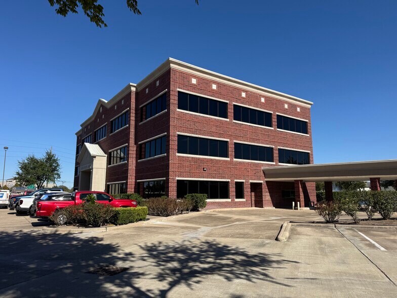 More Photos Of 19855 Southwest Fwy, Sugar Land Office For Lease