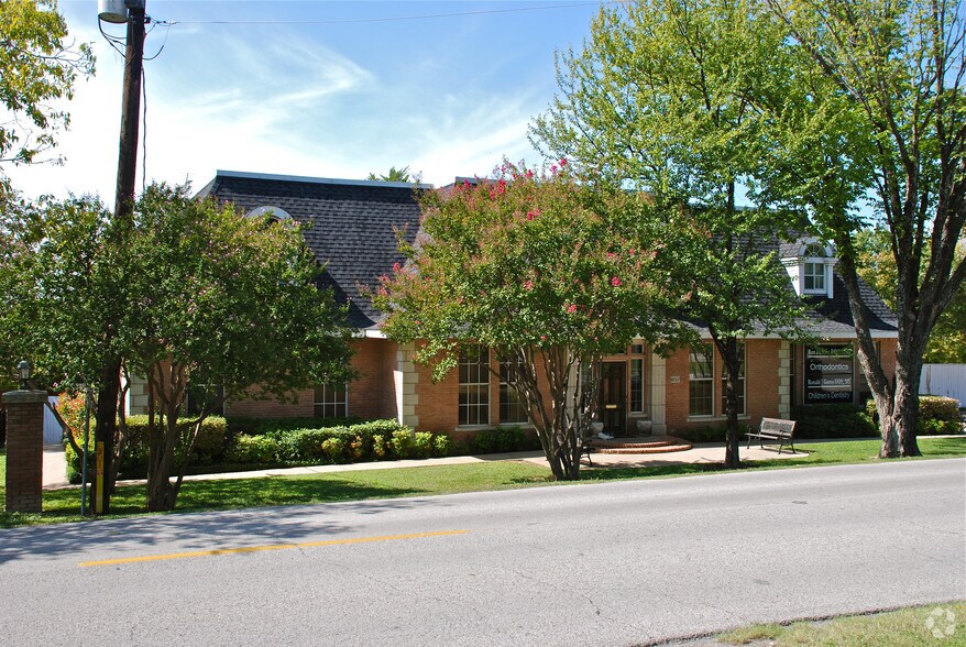 Primary Photo Of 9757 White Rock Trl, Dallas General Retail For Lease