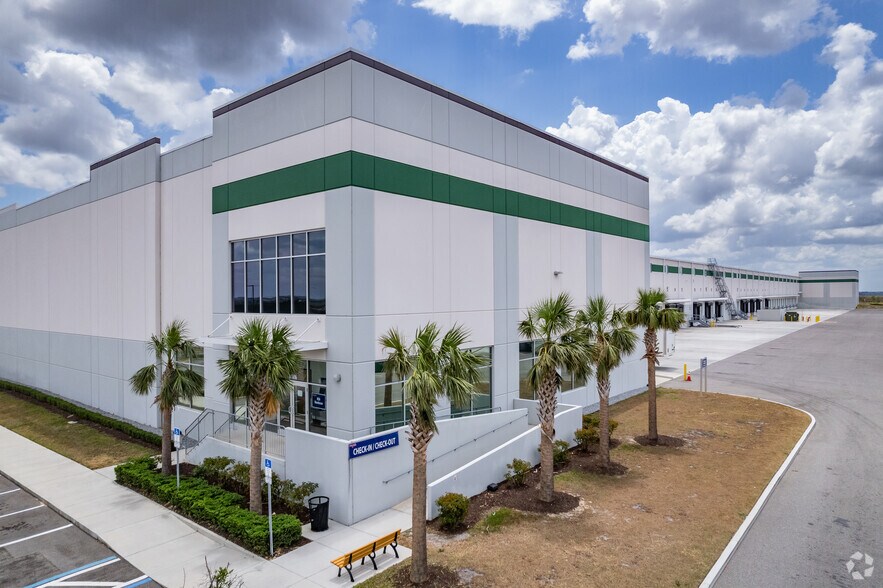 More Photos Of 8100 American Way, Groveland Distribution For Lease
