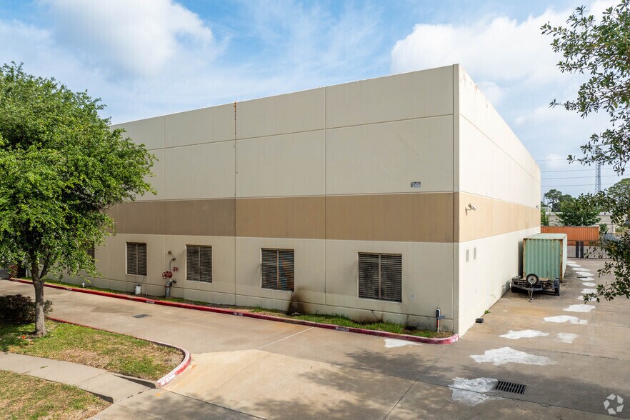 More Photos Of 10660 Fallstone Rd, Houston Manufacturing For Sale