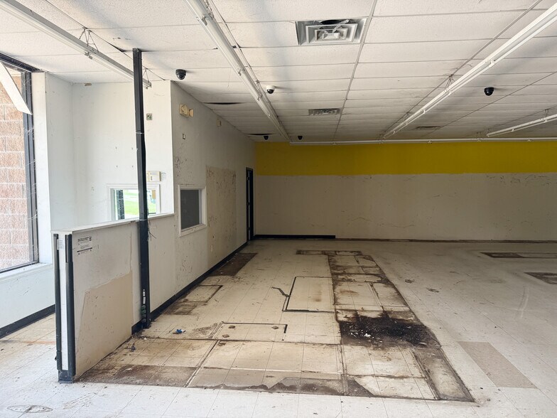 More Photos Of 1395 N Bankhead, Carlisle Freestanding For Lease