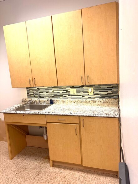 More Photos Of 202-204 N Dooley St, Grapevine Medical For Sale