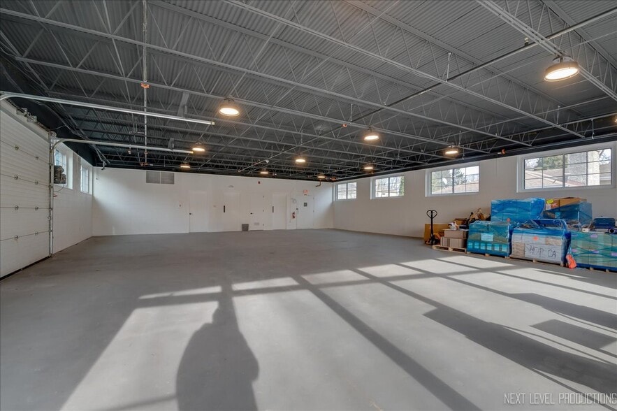 More Photos Of 28w520 Batavia Rd, Warrenville Warehouse For Lease