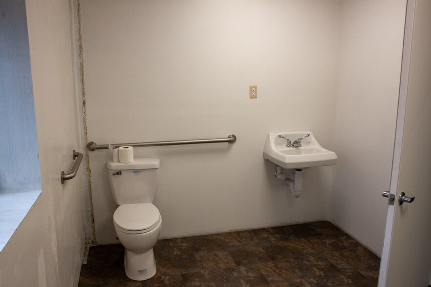 More Photos Of 10 Bartlett St, Allenstown Light Manufacturing For Lease