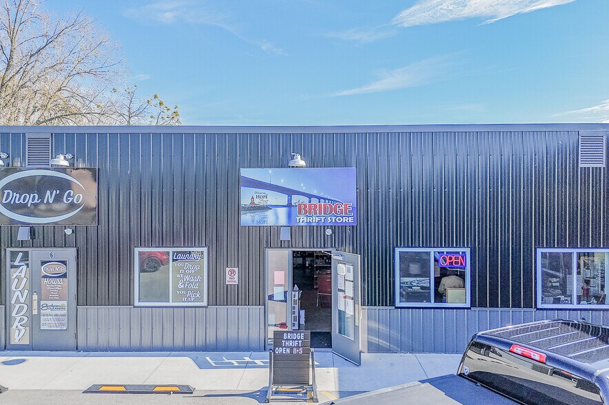 More Photos Of 1186 N Shawano St, New London General Retail For Lease