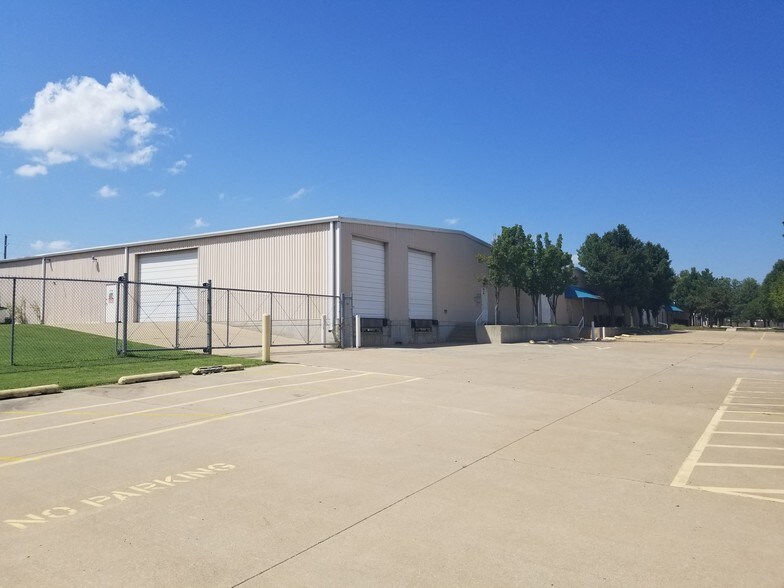 More Photos Of 604 N Redbud Ave, Broken Arrow Warehouse For Lease