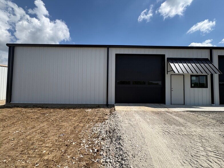 More Photos Of 130 Mission Dr, Sherman Warehouse For Lease