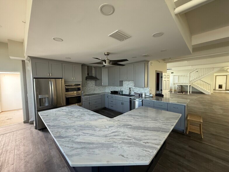 More Photos Of 1855 Gulf Blvd, Englewood Bar For Sale