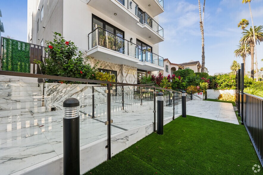 More Photos Of 137 N Doheny Dr, West Hollywood Multifamily For Sale