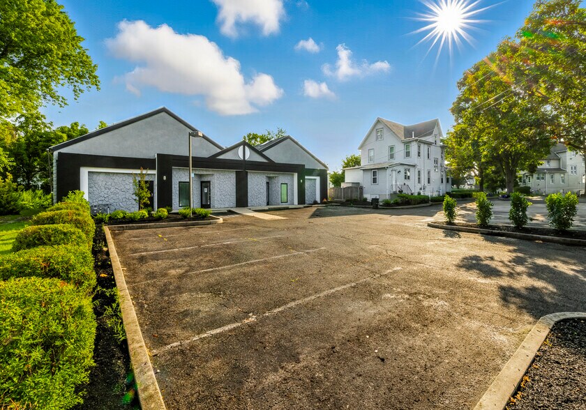 Primary Photo Of 142 Emerson St, Woodbury Medical For Lease