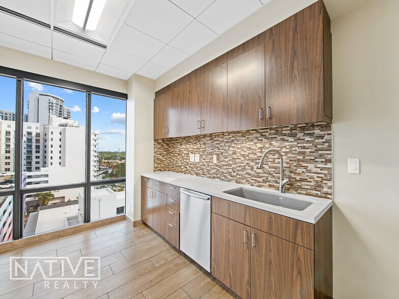 More Photos Of 1909 Tyler St, Hollywood Office For Lease