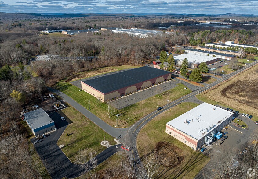 More Photos Of 95 W Dudley Town Rd, Bloomfield Distribution For Lease