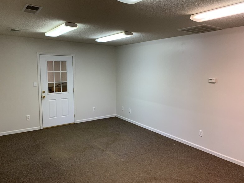 More Photos Of 109 Eason Rd, Dallas Warehouse For Lease