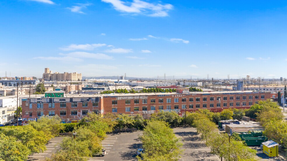 More Photos Of 2079 E 15th St, Los Angeles Flex For Lease