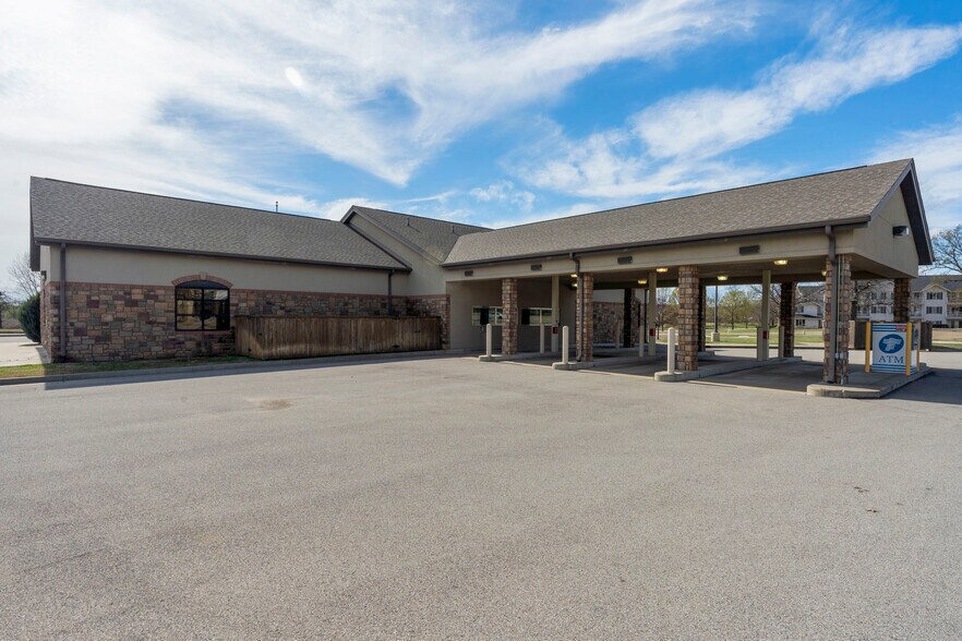 More Photos Of 7447 Riverside Pky, Tulsa Bank For Lease