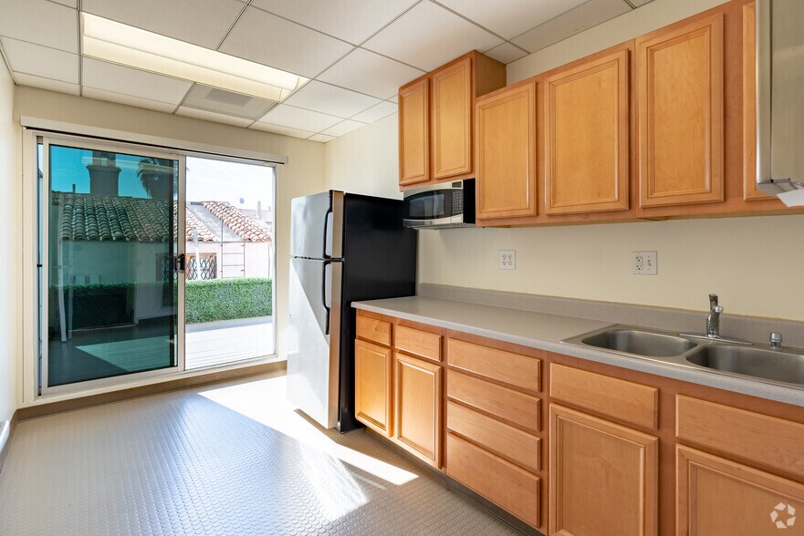 More Photos Of 6565 W Sunset Blvd, Hollywood Office For Lease