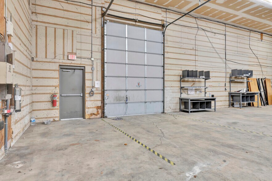 More Photos Of 4 Lewis Cir, Wilmington Warehouse For Lease