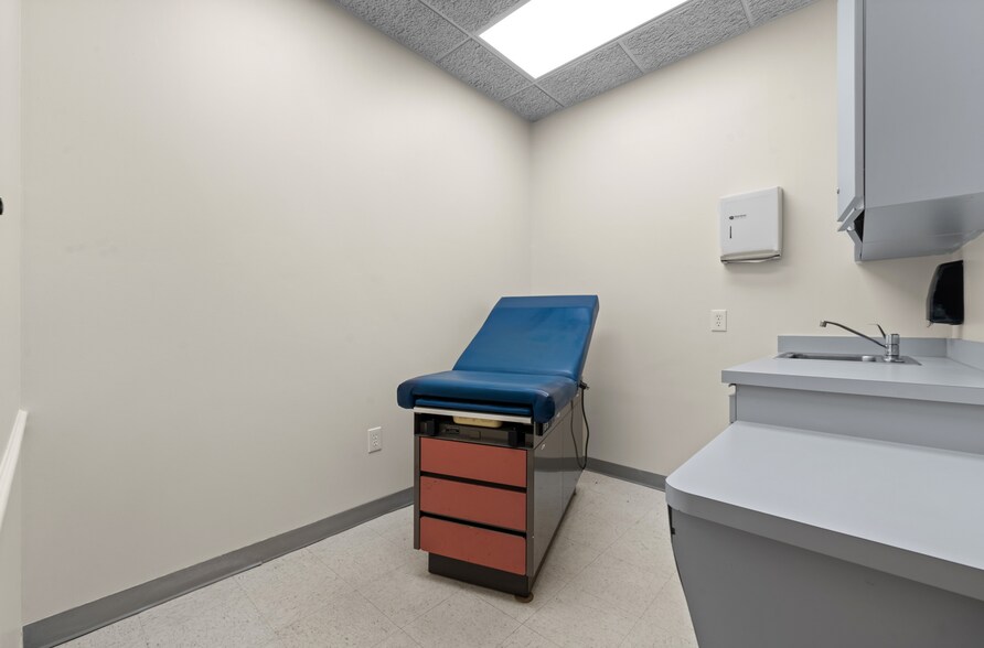 More Photos Of 1097 Old Country Rd, Plainview Medical For Lease