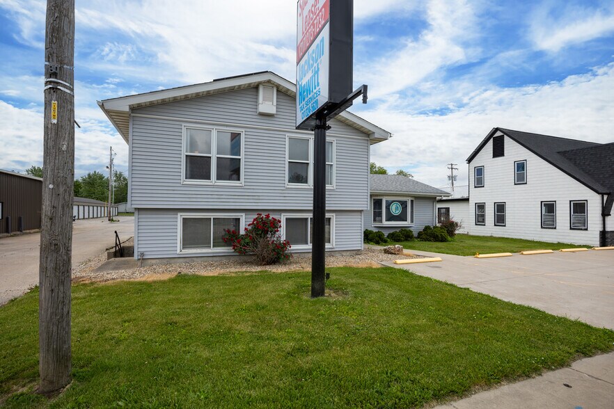 More Photos Of 902 W Union Ave, Litchfield Office For Sale