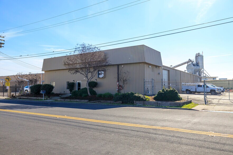 More Photos Of 2242-2272 Hoover Ave, Modesto Warehouse For Sale