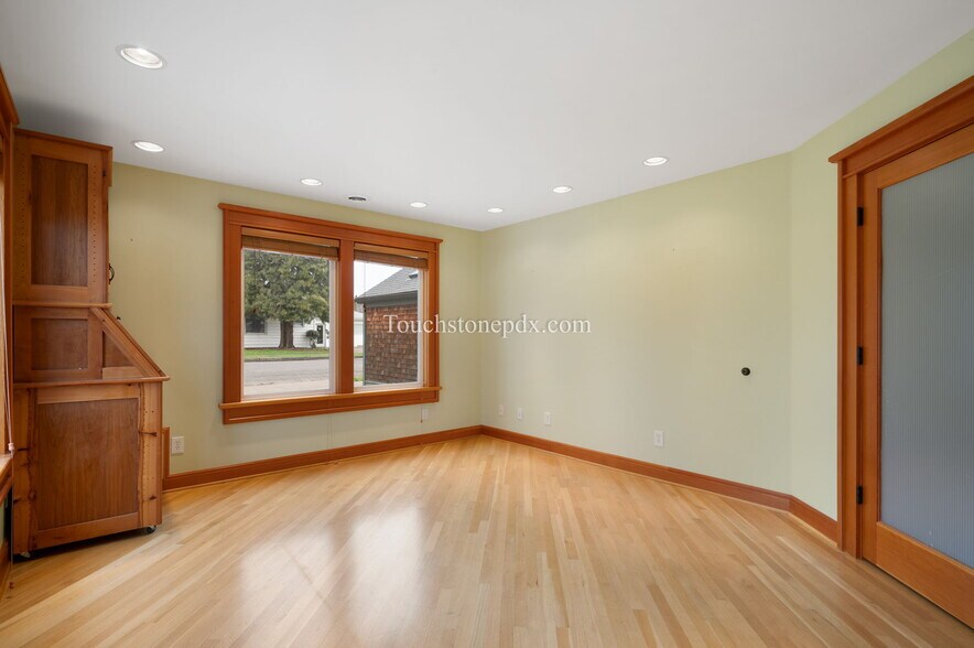 More Photos Of 685 Portland Ave, Gladstone Medical For Lease