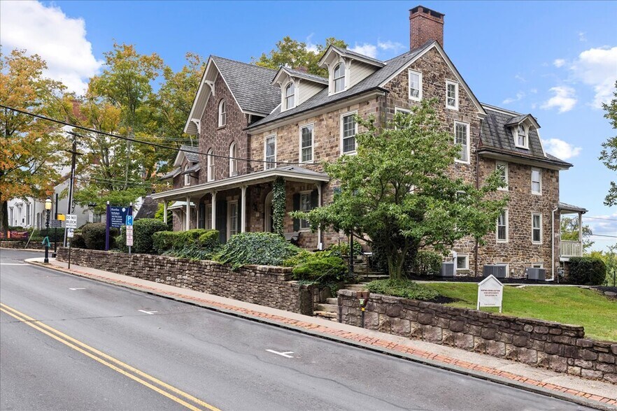 More Photos Of 152 N Main St, Doylestown Medical For Lease