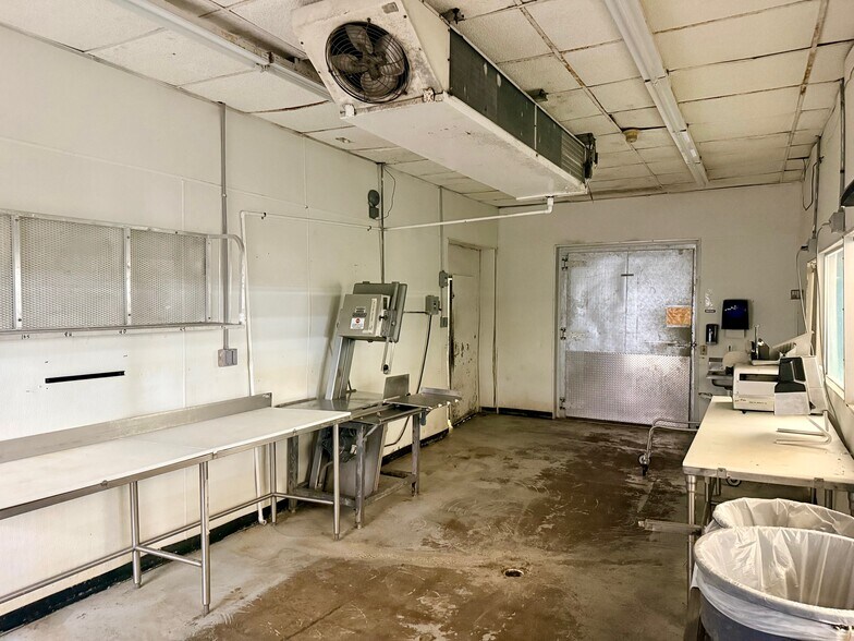 More Photos Of 881 S Walnut St, Bernie Storefront For Sale