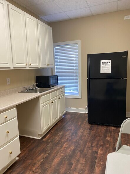 More Photos Of 2929 Breezewood Ave, Fayetteville Office For Sale