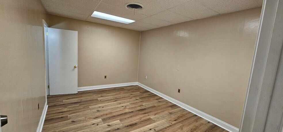 More Photos Of 200 Industrial Ave, Jefferson Warehouse For Lease