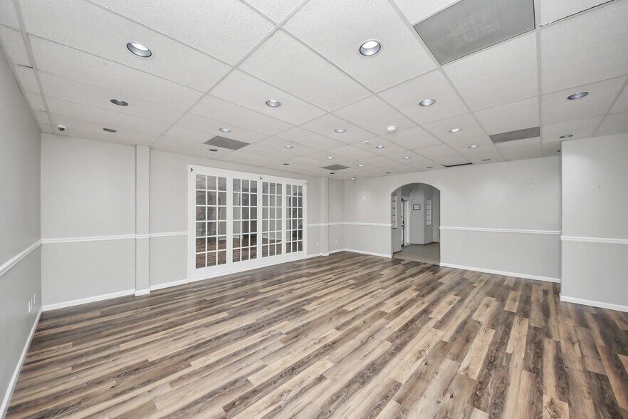 More Photos Of 926 N Wilcrest Dr, Houston Medical For Sale