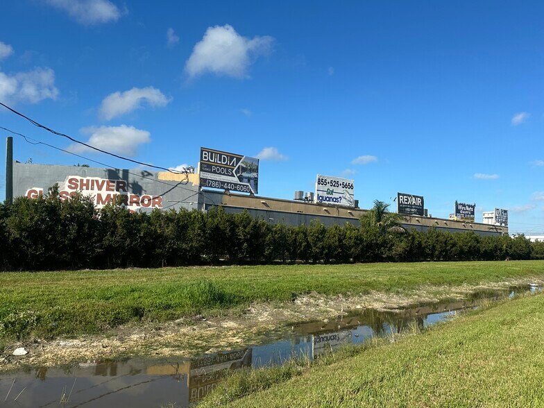 More Photos Of 10 NE 3rd St, Homestead Warehouse For Lease