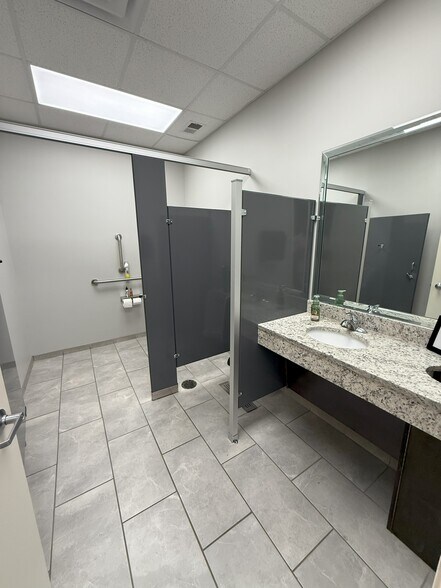 More Photos Of 6683 Reese Rd, Memphis Showroom For Sale