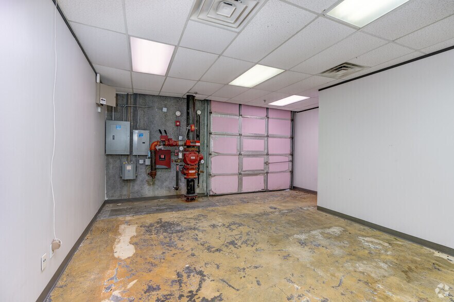 More Photos Of 17449-17497 Village Green Dr, Houston Unknown For Lease