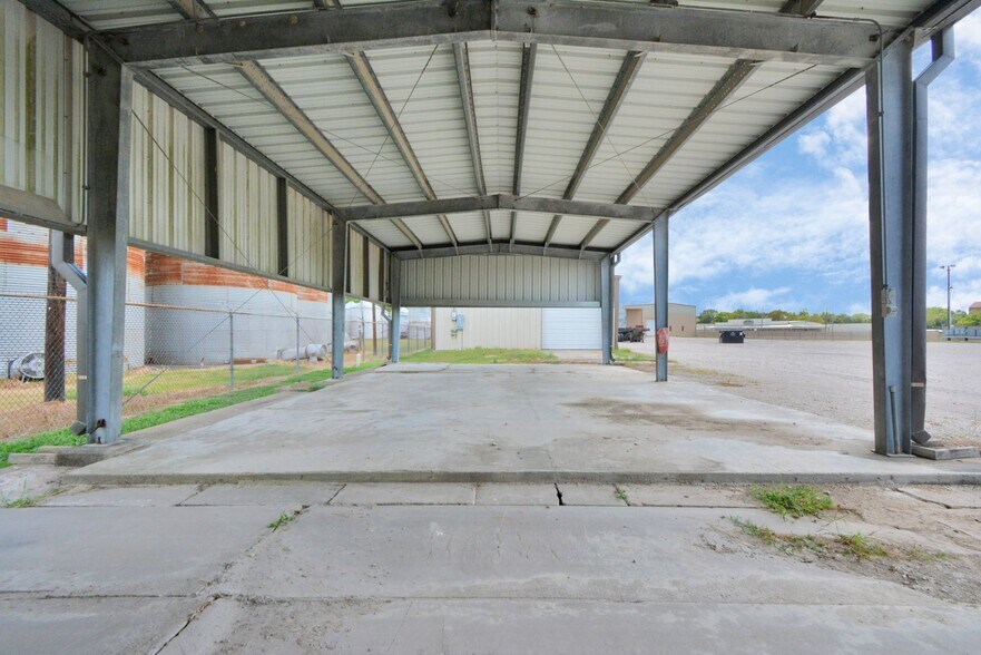 More Photos Of 1500 W Highway 6, Alvin Truck Terminal For Lease