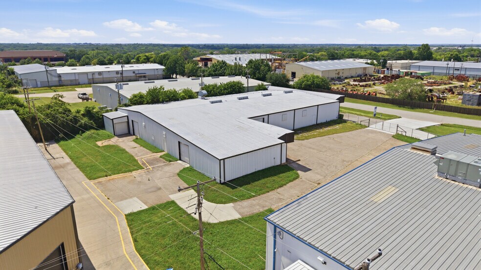 More Photos Of 1200 N Commercial Blvd, Arlington Warehouse For Sale