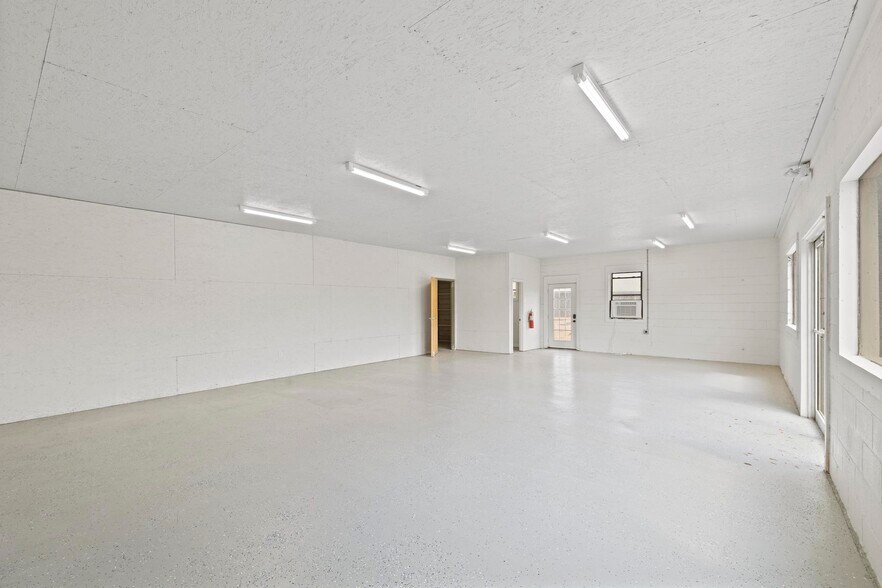 More Photos Of 317 S Old Corry Field Rd, Pensacola Showroom For Lease