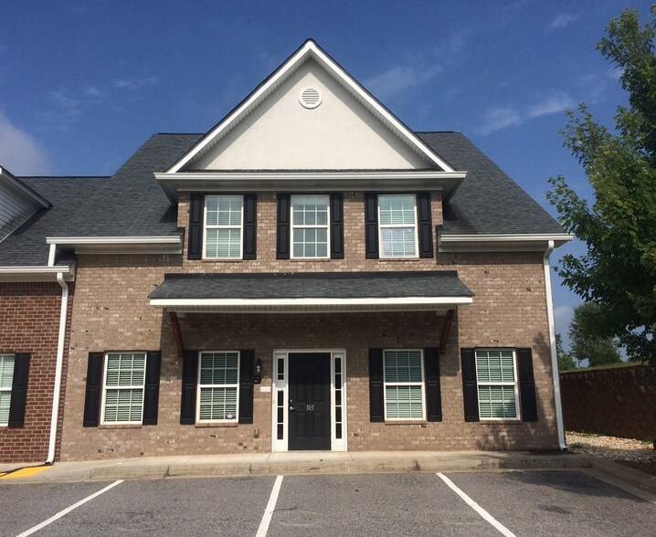More Photos Of 1011 Woodridge Ln, Watkinsville Office For Lease