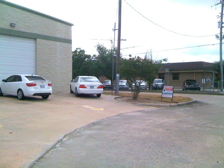 More Photos Of 1561 Live Oak St, Webster Warehouse For Lease