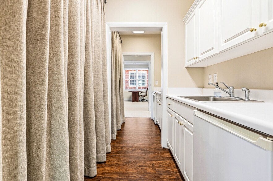 More Photos Of 501 Johnson Ferry Rd, Marietta Office For Sale