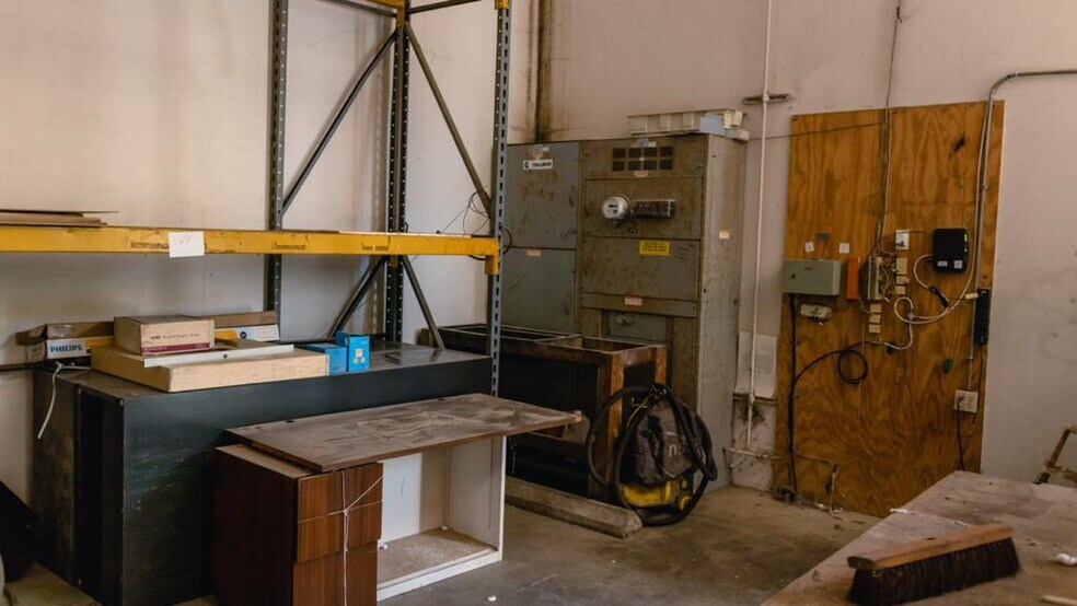 More Photos Of 189 Gentry St, Pomona Warehouse For Lease