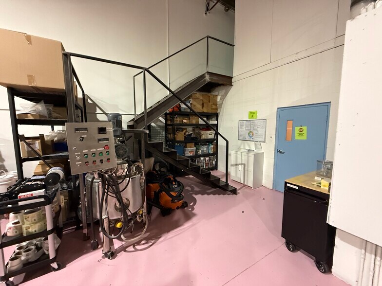More Photos Of 9803-9805 47 Ave NW, Edmonton Warehouse For Lease