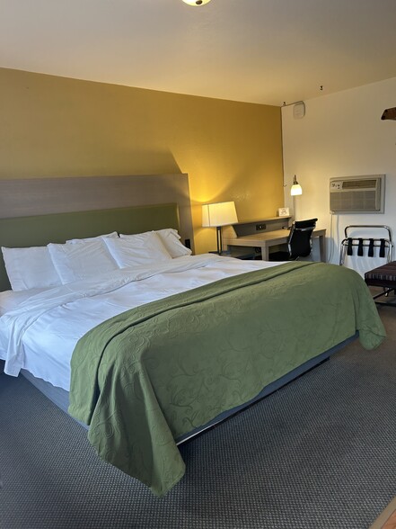 More Photos Of 332 E Onota St, Munising Hotel For Sale