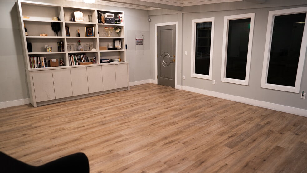 More Photos Of 16610 Ventura Blvd, Encino Storefront For Lease