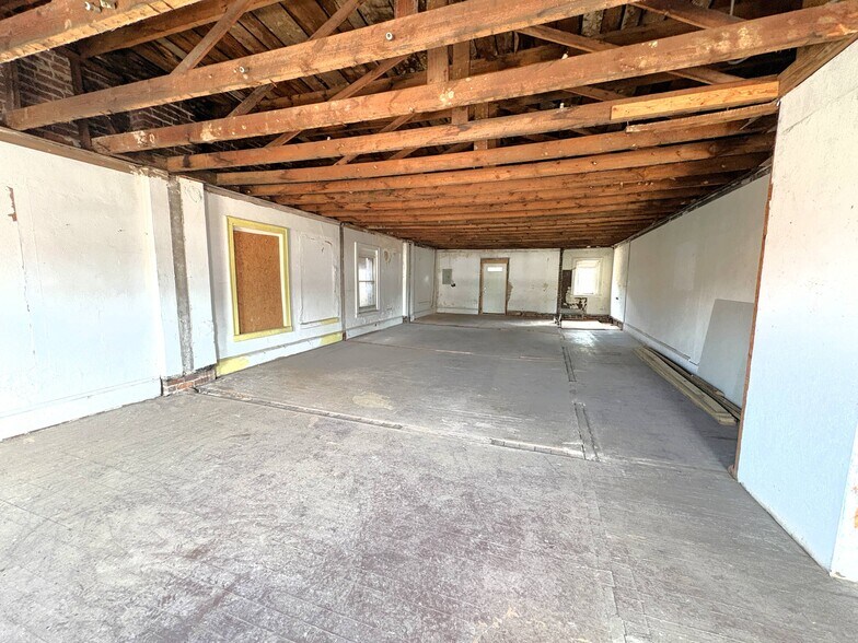 More Photos Of 207 W Main St, Mayodan Storefront Retail Residential For Sale