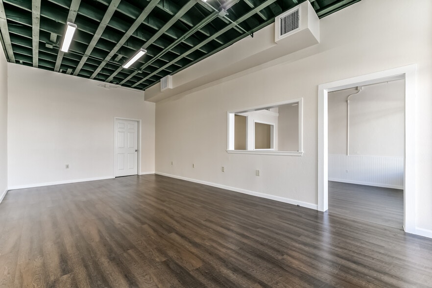 More Photos Of 121 W Sealy St, Alvin Freestanding For Sale