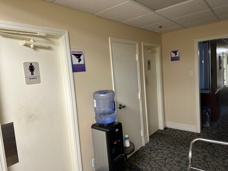 More Photos Of 1314 Burch Dr, Evansville Office For Sale
