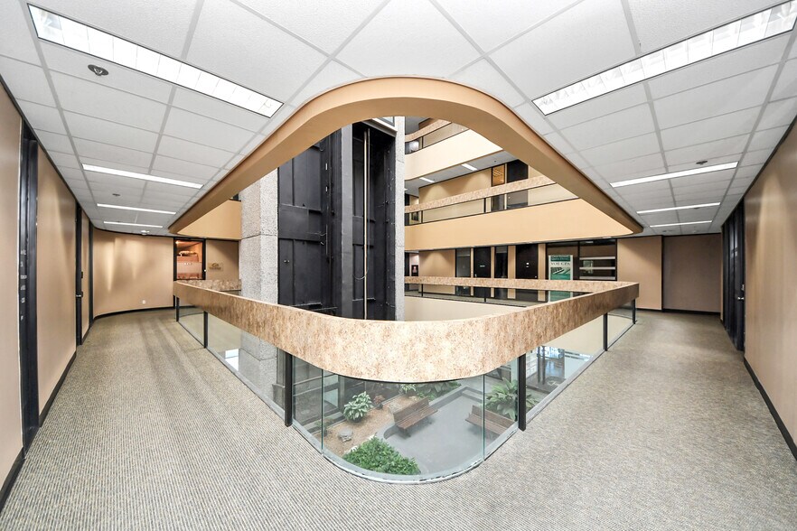 More Photos Of 6100 Corporate Dr, Houston Office For Sale