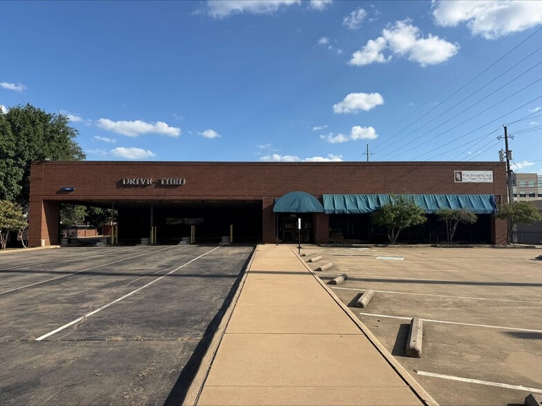 Primary Photo Of 5006 Verde Valley Ln, Dallas Bank For Sale