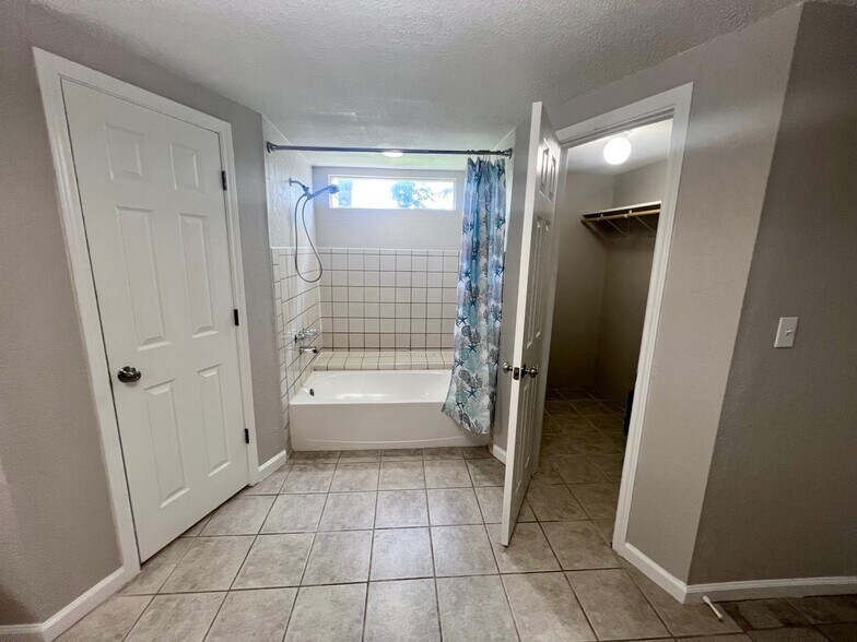 More Photos Of 2506 Anders Ln, Kemah Medical For Lease