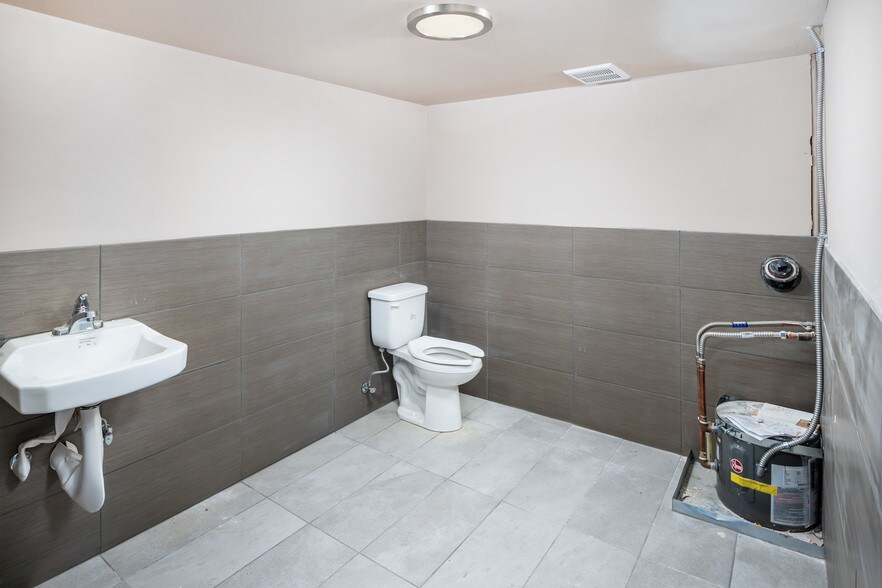 More Photos Of 238-242 SE Washington St, Hillsboro Storefront Retail Residential For Lease